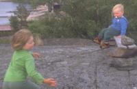 Iiro istuu penkill� �stersk�rin kalliolla, Saara juoksee