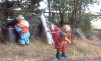 Iiro kurkistaa tuhka-astiaan, Saara t�ht�ilee Lillholmenissa