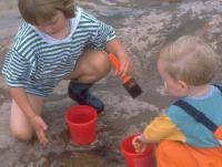Saara ja Iiro kalliomaalaavat �stersk�riss�