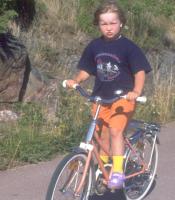 Saara ajaa polkupy�r�ll� K�karissa, edest�